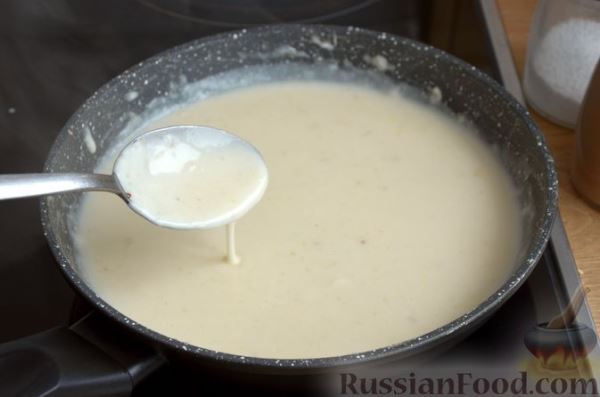 Свинина, запечённая с картошкой, грибами, белым соусом и сыром