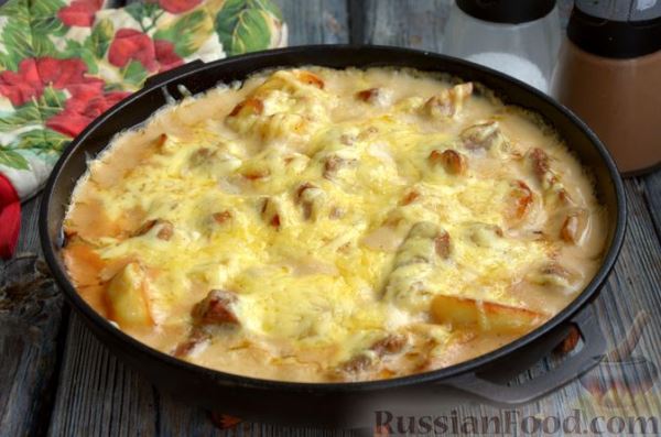 Свинина, запечённая с картошкой, грибами, белым соусом и сыром