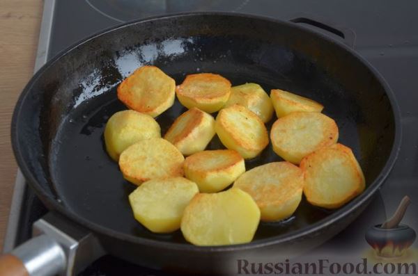 Свинина, запечённая с картошкой, грибами, белым соусом и сыром