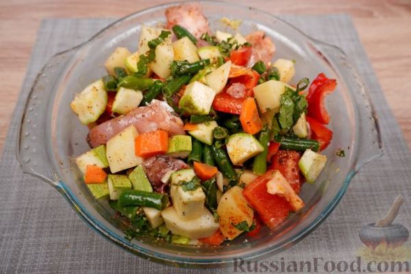 Картошка, запечённая с курицей и кабачками (в рукаве)