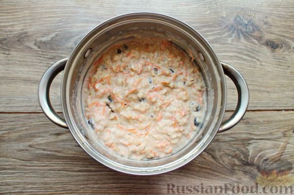 Молочная овсяная каша с морковью, изюмом и орехами