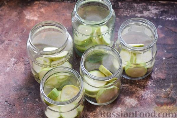 Кабачки, маринованные со сладким перцем, крыжовником и красной смородиной