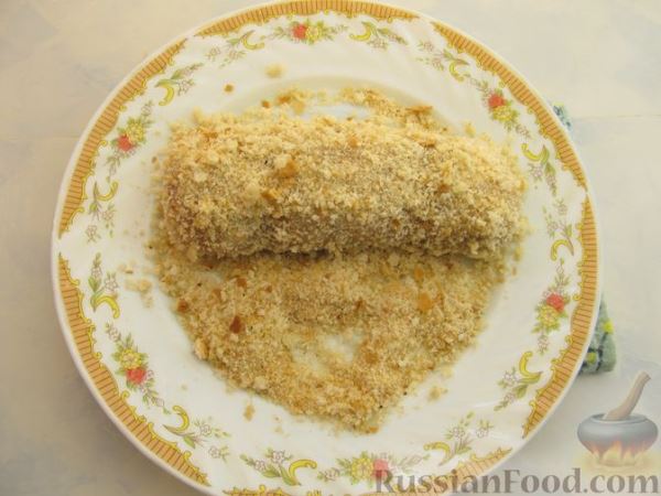 Куриные котлеты де-воляй с сыром и зеленью, в соусе бешамель