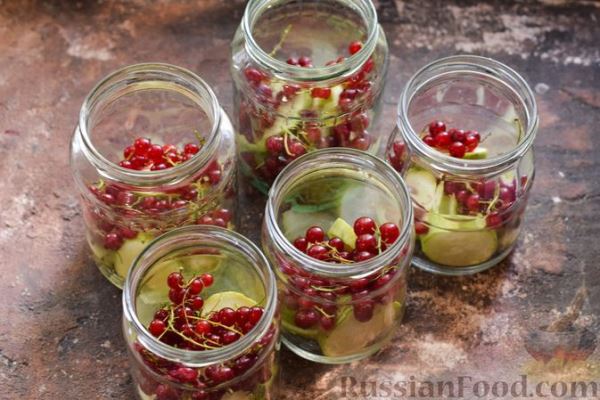 Кабачки, маринованные со сладким перцем, крыжовником и красной смородиной