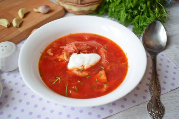 Классический борщ со свеклой и томатной пастой