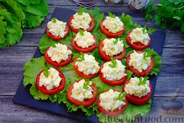 Закуска из помидоров с плавленым сыром и яйцами