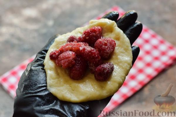 Дрожжевые пирожки с малиной (в духовке)