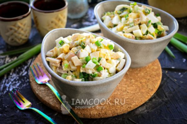 Салат с кальмарами, яйцом и зеленым луком