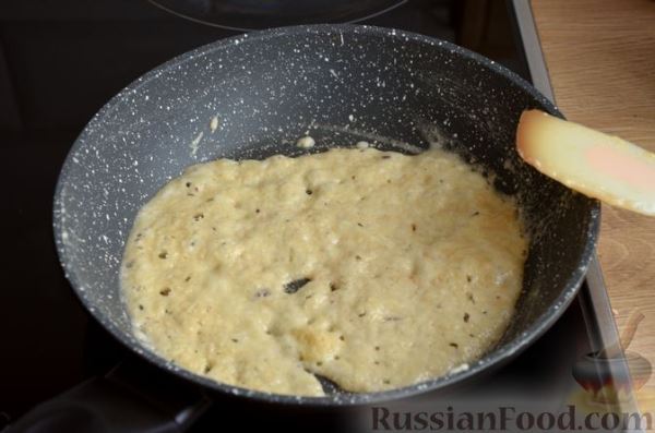 Свинина, запечённая с картошкой, грибами, белым соусом и сыром