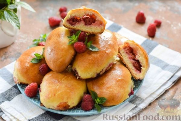 Дрожжевые пирожки с малиной (в духовке)