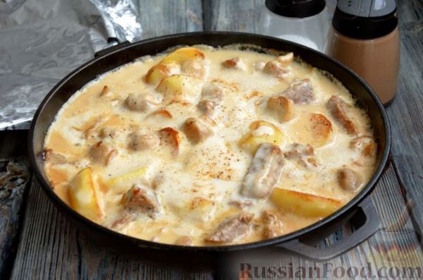 Свинина, запечённая с картошкой, грибами, белым соусом и сыром