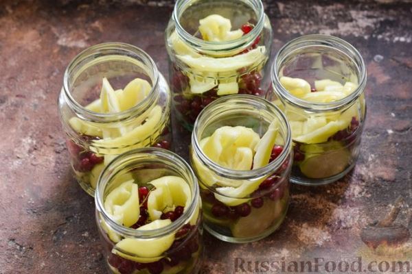 Кабачки, маринованные со сладким перцем, крыжовником и красной смородиной