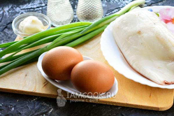 Салат с кальмарами, яйцом и зеленым луком