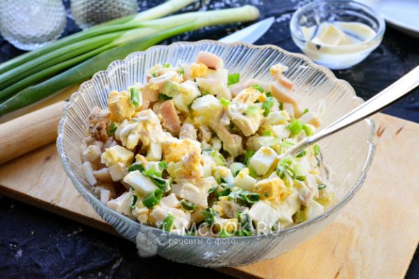 Салат с кальмарами, яйцом и зеленым луком