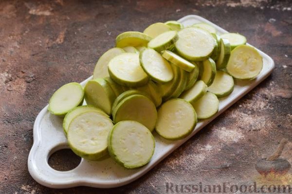 Кабачки, маринованные со сладким перцем, крыжовником и красной смородиной