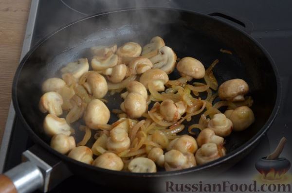 Свинина, запечённая с картошкой, грибами, белым соусом и сыром