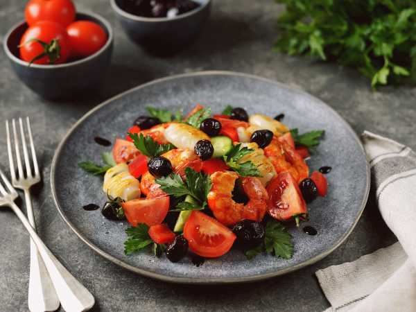 Салат с креветками и персиками