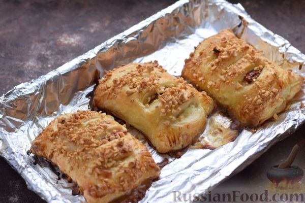 Слоёные пирожки с треской, вялеными помидорами и арахисовой посыпкой