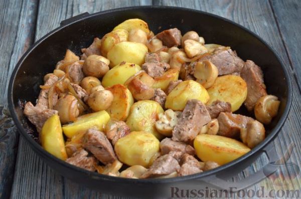 Свинина, запечённая с картошкой, грибами, белым соусом и сыром