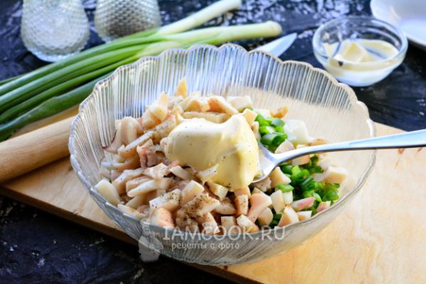 Салат с кальмарами, яйцом и зеленым луком