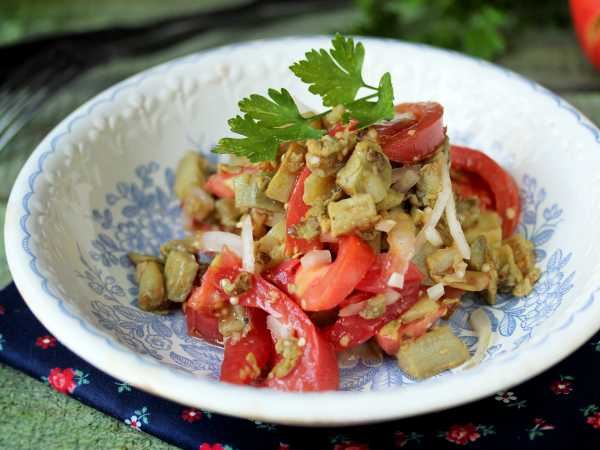 Салат с хрустящими баклажанами и сливочным сыром