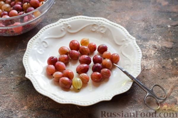 Кабачки, маринованные со сладким перцем, крыжовником и красной смородиной