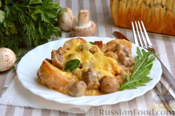 Свинина, запечённая с картошкой, грибами, белым соусом и сыром